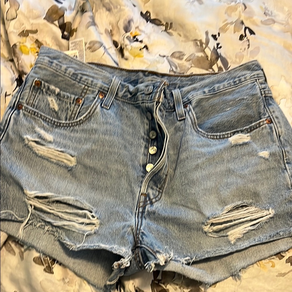 Distressed Denim Women Shorts Lévis 501